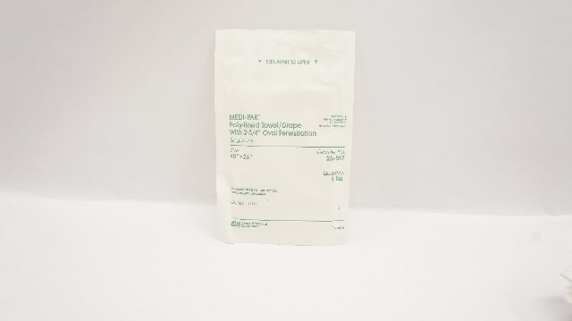 Mckesson 25-517 Poly-Lined Towel/Drape w/2-3/4inch Fenestration 18inch x 26inch